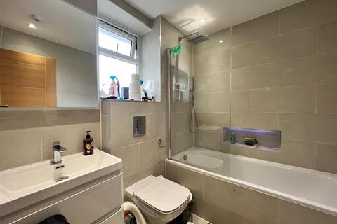 2 bedroom flat to rent, Horn Lane, London