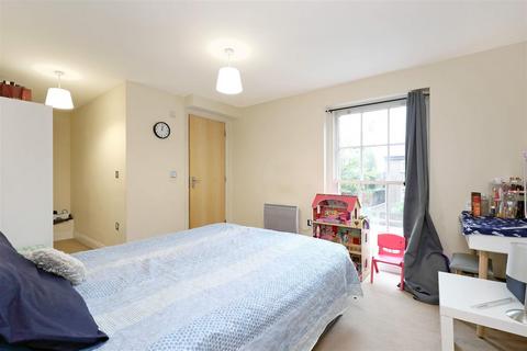 2 bedroom flat for sale, Pulteney Close Isleworth