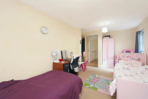 2 bedroom flat for sale, Pulteney Close Isleworth