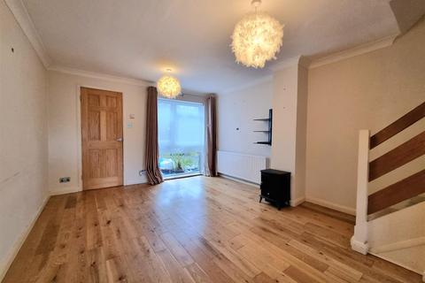 2 bedroom terraced house to rent, Aspen Close Ealing