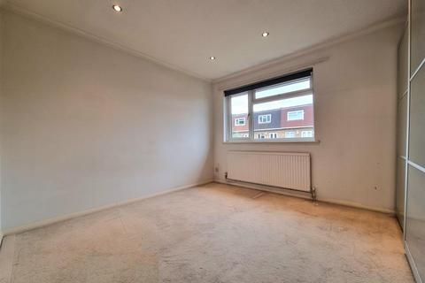 2 bedroom terraced house to rent, Aspen Close Ealing