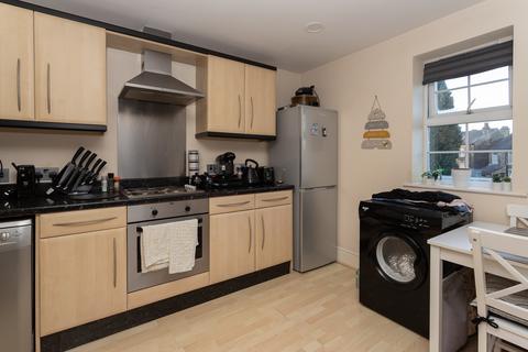 2 bedroom flat for sale, Moorlands Avenue West, Dewsbury WF13