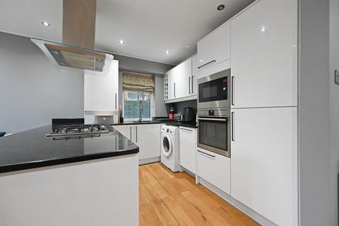 2 bedroom flat to rent, Hamilton Road, London