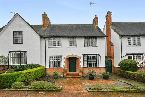 12 Winscombe Crescent, London, W5 1AZ