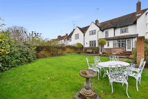 12 Winscombe Crescent, London, W5 1AZ