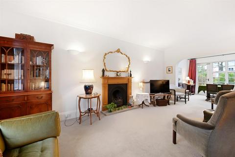 12 Winscombe Crescent, London, W5 1AZ