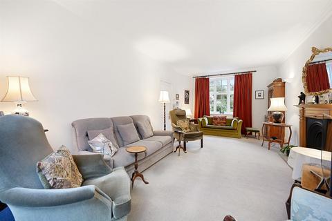 12 Winscombe Crescent, London, W5 1AZ