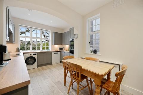 12 Winscombe Crescent, London, W5 1AZ
