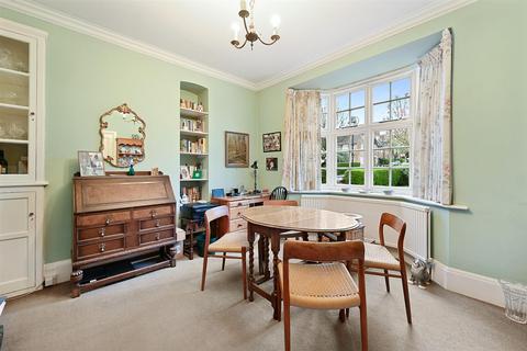 12 Winscombe Crescent, London, W5 1AZ