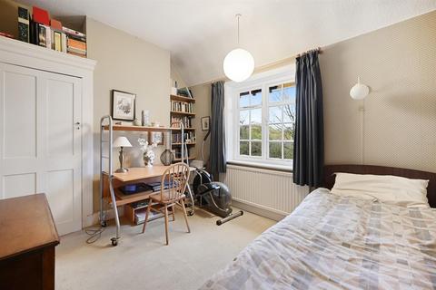 12 Winscombe Crescent, London, W5 1AZ