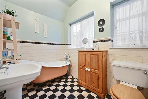 12 Winscombe Crescent, London, W5 1AZ