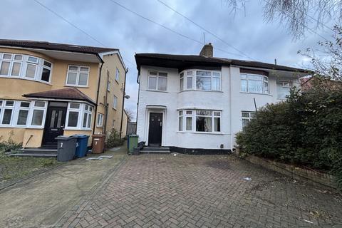 3 bedroom semi-detached house to rent, Bideford Close, Edgware, HA8