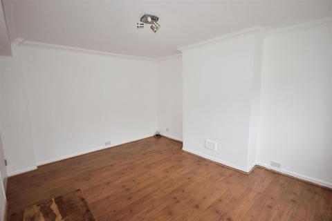 2 bedroom flat to rent, Carville Crescent, Brentford