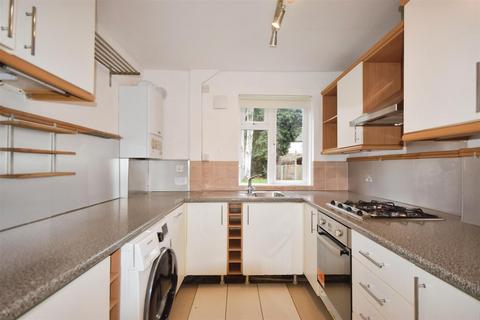 2 bedroom flat to rent, Carville Crescent, Brentford