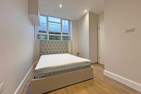 Studio to rent, Upper Richmond Road West, London SW14