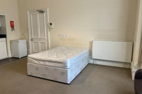 Studio to rent, Alexandra Court