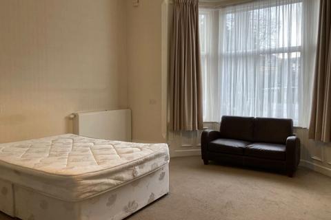 Studio to rent, Alexandra Court