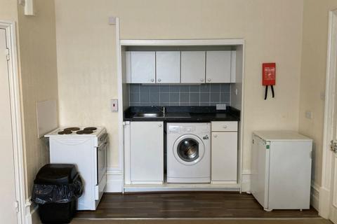 Studio to rent, Alexandra Court