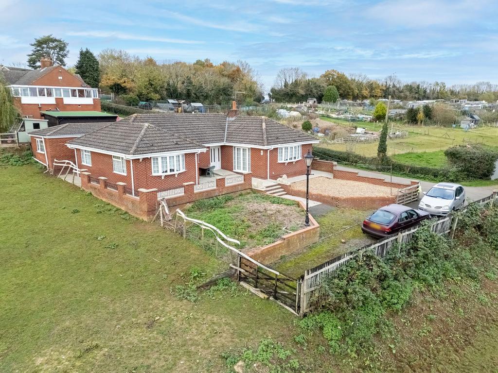 https://media.onthemarket.com/properties/16201208/1520805133/image-28-1024x1024.jpg