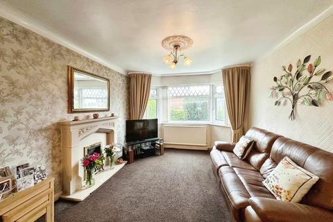 3 bedroom detached house to rent, Edenfield Road, Manchester, M25