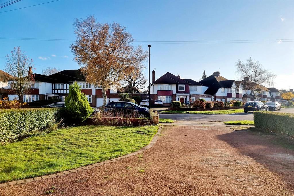 FRONT GARDEN & OFF STREET PARKING: PIC. 2