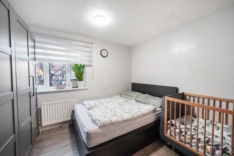 2 bedroom flat to rent, Burnham Gardens, Croydon