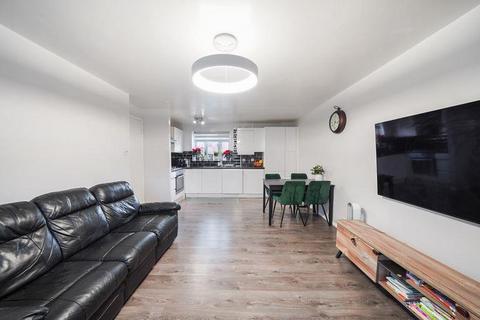 2 bedroom flat to rent, Burnham Gardens, Croydon