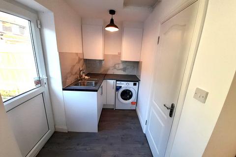 Studio to rent, Rushdene Crescent,  Northolt, UB5