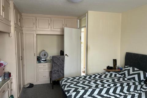 2 bedroom flat to rent, St. Peter's Court, Brent Street, London, NW4