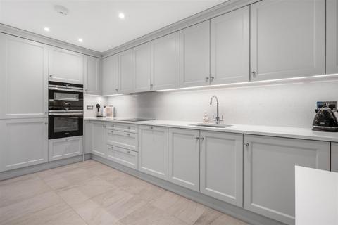 8 Seymour Drive, Ascot, SL5 8FX