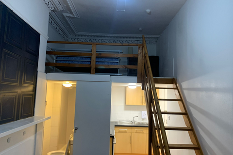 Studio to rent, Oakfield Avenue, Glasgow G12