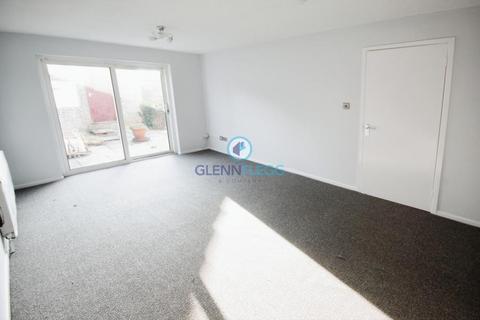 1 bedroom bungalow to rent, Rochford Gardens, Slough.