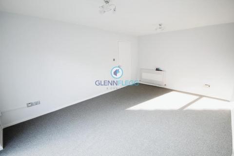 1 bedroom bungalow to rent, Rochford Gardens, Slough.