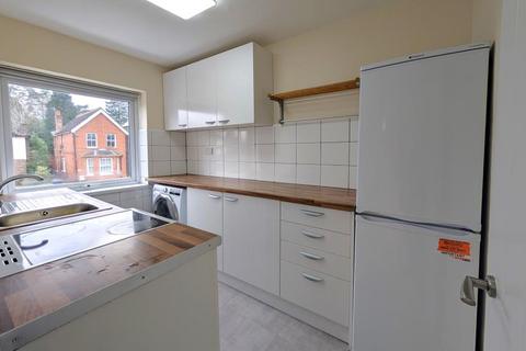 2 bedroom maisonette to rent, 146B Connaught Road, Woking GU24