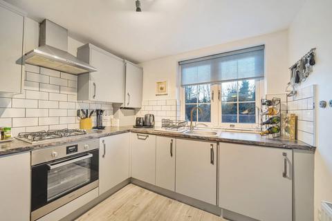 2 bedroom flat for sale, Heathfield Gardens, Brent Cross, London, NW11