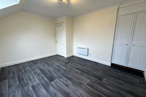 2 bedroom flat to rent, The Crescent, Kettering NN15