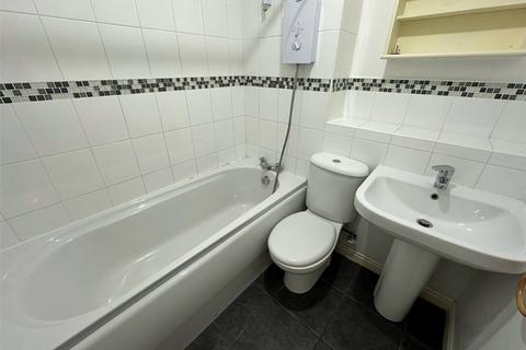 2 bedroom flat to rent, The Crescent, Kettering NN15