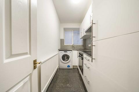 4 bedroom flat to rent, St. Cuthberts Road, London NW2