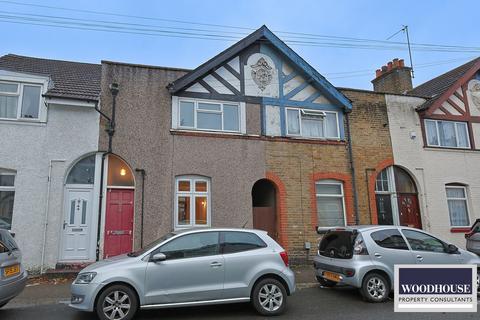 3 bedroom terraced house to rent, Swanfield Road, Waltham Cross EN8