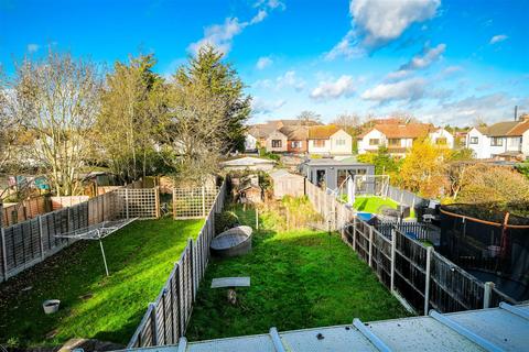 2 bedroom terraced house to rent, Mead Crescent, Chingford