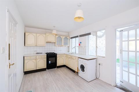 2 bedroom terraced house to rent, Mead Crescent, Chingford