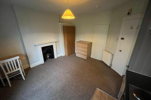 1 bedroom in a house share to rent, London Road, Camberley