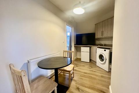 Studio to rent, Park Way, Ruislip HA4