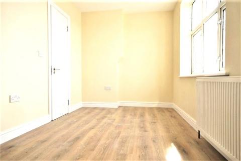 Studio to rent, Park Way, Ruislip HA4