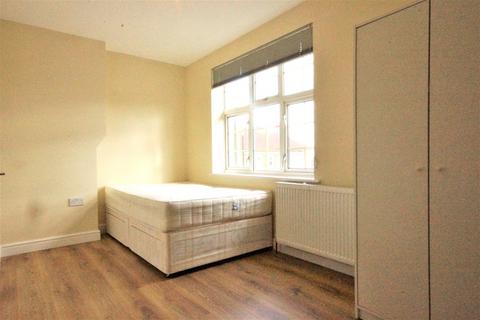 Studio to rent, Park Way, Ruislip HA4