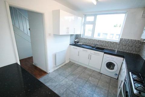 2 bedroom maisonette to rent, Addington Road, Selsdon