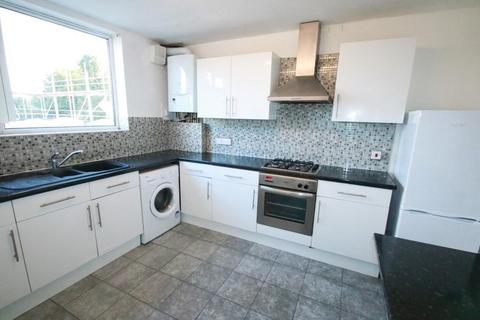 2 bedroom maisonette to rent, Addington Road, Selsdon