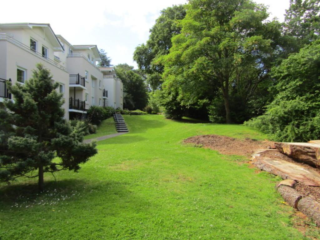 Flat 14 Hillside Court Grounds