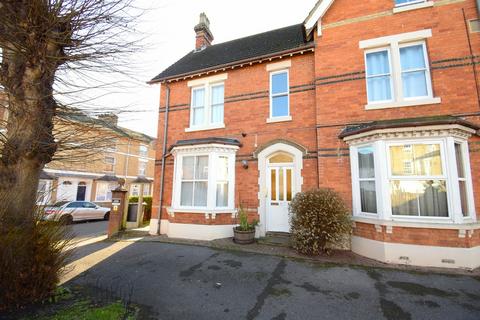 Flat 2, 18 Adelaide Square, Bedford, MK40 2RW