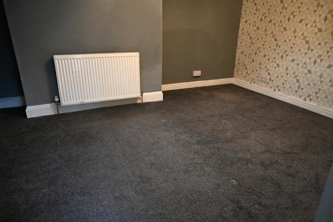 2 bedroom end of terrace house to rent, Eelholme View Street, Keighley BD20